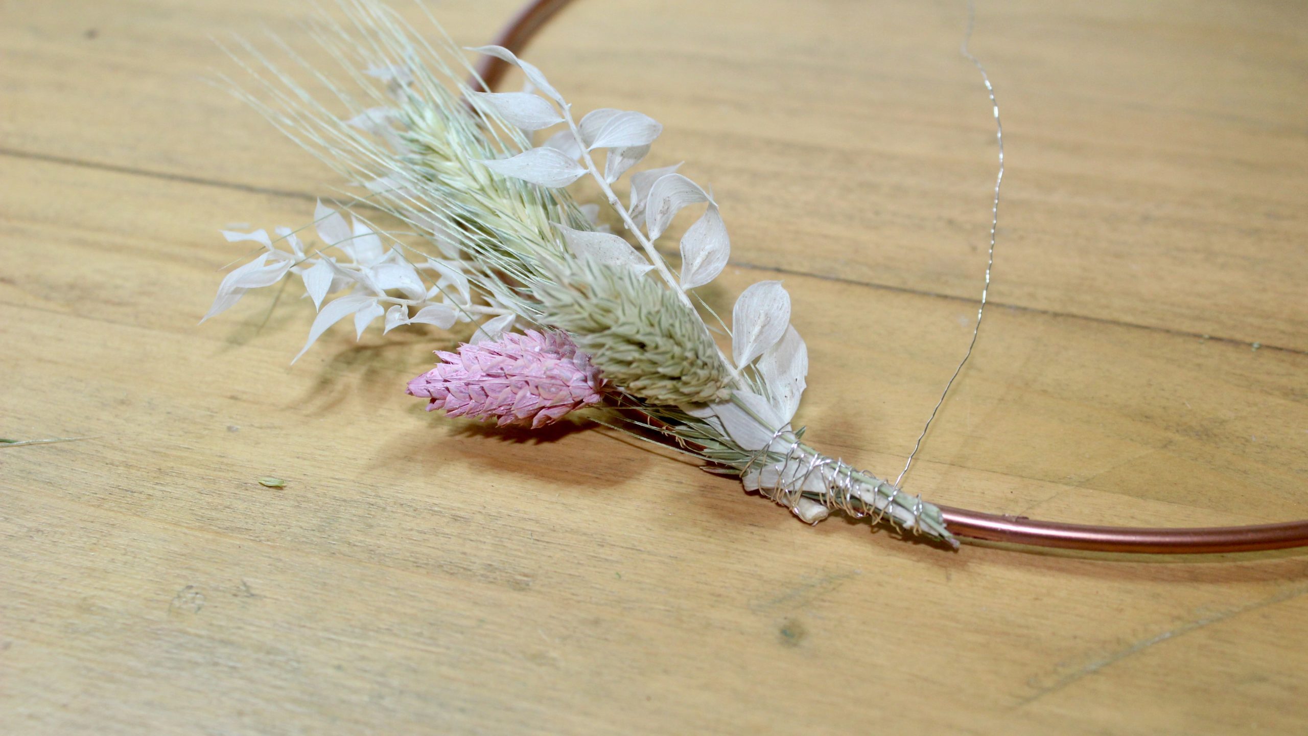 tutoriel étape 1 DIY couronne de fleurs murale 