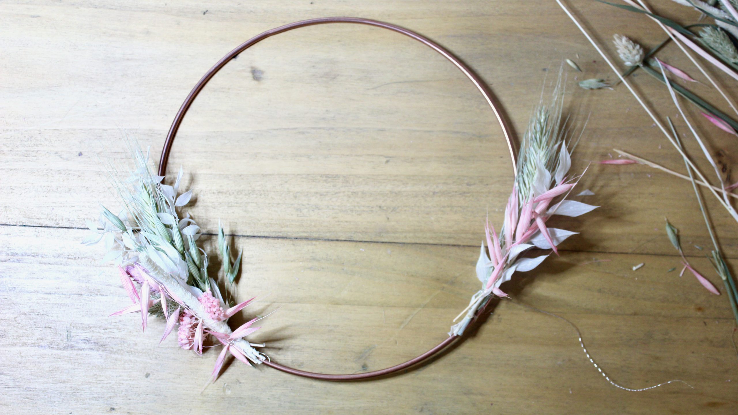 étape 2 tutoriel DIY couronne murale de fleurs séchées 