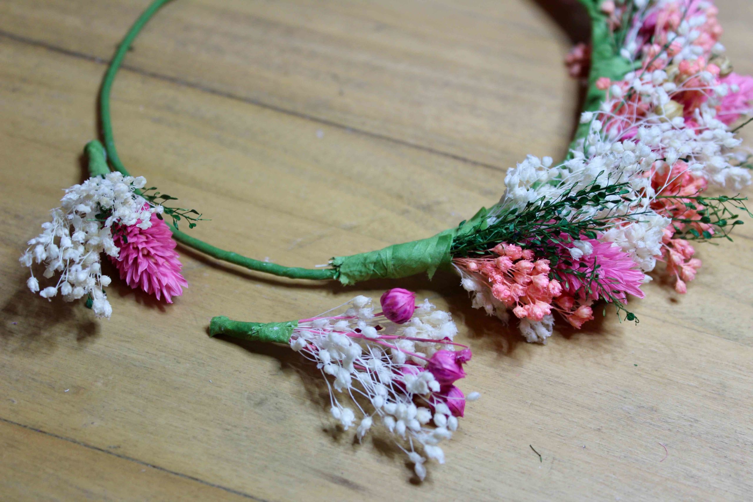 tutoriel couronne de fleurs sechees diy montage des fleurs