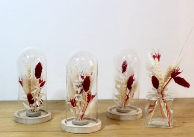 Cloche de fleurs sechees declinaisons rouge blanc