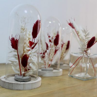cloche de fleurs séchées rouge blanc