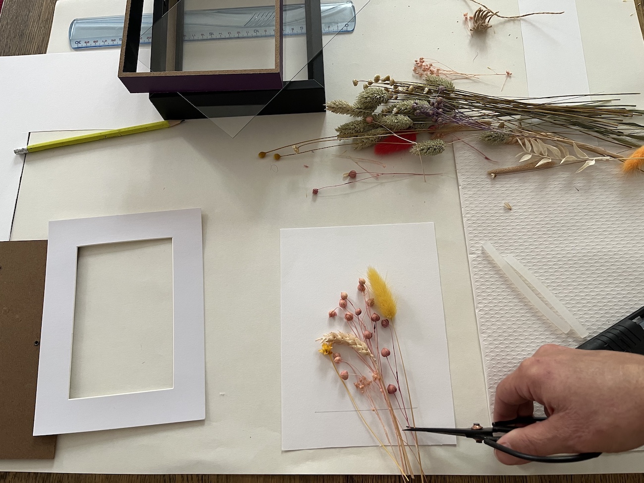 image00003 | Tutoriel DIY cadre de fleurs séchées